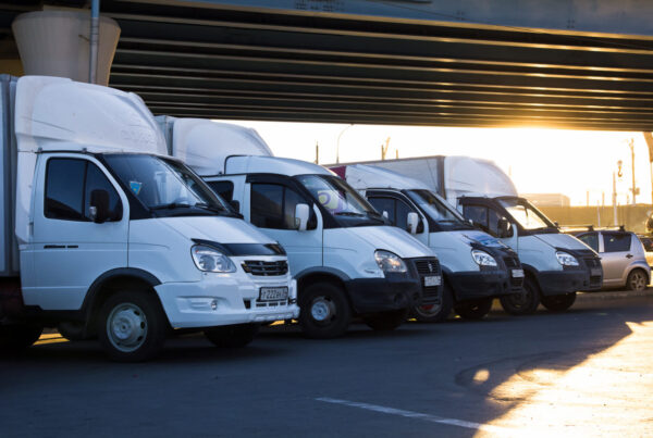 С какой целью крупные автоперевозчики заказывают «юбки» для грузовых автомобилей